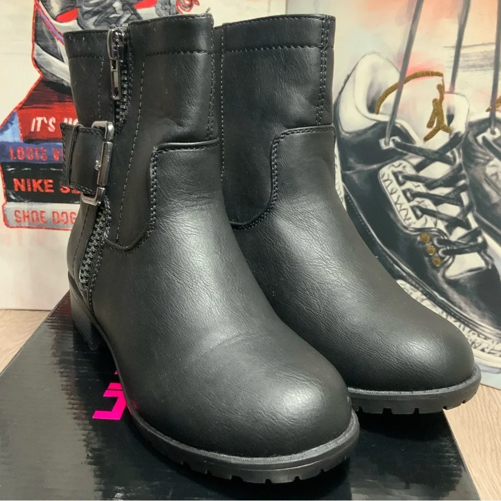 New Soda Modern Chic Low Heel Fashion Ankle Boot - Women’s Size 6, 6.5 - Picture 8 of 10